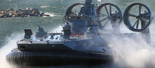 The Yevgeny Kocheshkov small landing hovercraft during a rehearsal of a Navy Day Parade in the Marine Canal of Baltiysk. - Sputnik International