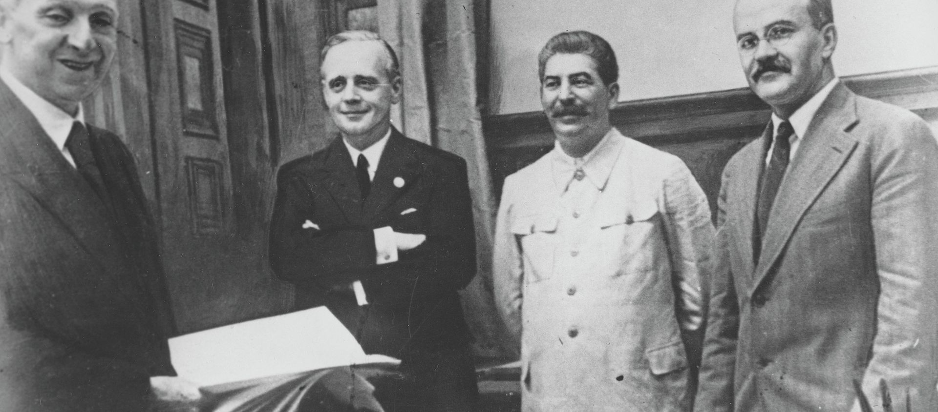 Soviet Commissar for Foreign Affairs Vyacheslav Mikhailovich Molotov, far right, General Secretary of the Communist Party Josef Stalin, second from right, and German Reich Foreign Minister Joachim von Ribbentrop, third from right, pose together after signing the German-Soviet non-aggression pact in Moscow, August 23, 1939 - Sputnik International, 1920, 23.08.2015