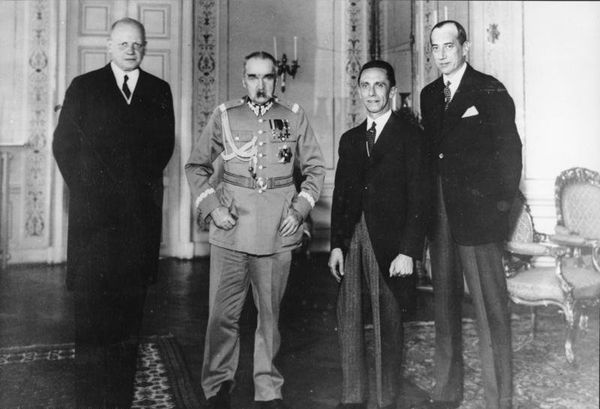 German ambassador, Hans-Adolf von Moltke, Polish leader Józef Piłsudski, German propaganda minister Joseph Goebbels and Józef Beck, Polish Foreign minister meeting in Warsaw on June 15, 1934, five months after signing the Polish-German Non-Aggression Pact. - Sputnik International