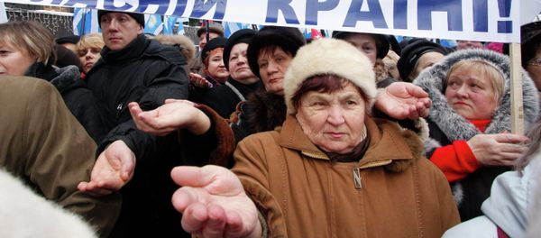 Ukrainian trade unions stage a rally on Kiev's Independence Square (Maidan Nezalezhnosti). The banner reads: We Don't Want to be Paupers in our own Country. - Sputnik International