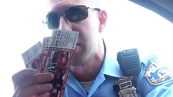 Screenshot of Matthew Zagursky offering a driver to purchase police fundraising tickets instead of having his car impounded - Sputnik International