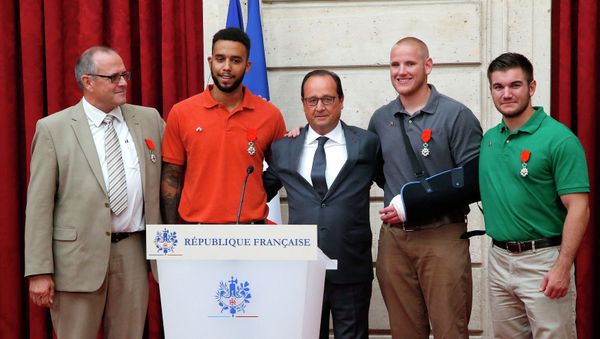 French President Francois Hollande (C) poses with British businessman Chris Norman (L), U.S. student Anthony Sadler (2ndL), U.S. Airman First Class Spencer Stone (2ndR) and U.S. National Guardsman Alek Skarlatos (R) during a ceremony at the Elysee Palace in Paris, France French President Francois Hollande (C) poses with British businessman Chris Norman (L), U.S. student Anthony Sadler (2ndL), U.S. Airman First Class Spencer Stone (2ndR) and U.S. National Guardsman Alek Skarlatos (R) during a ceremony at the Elysee Palace in Paris, France - Sputnik International