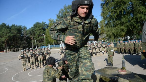 A serviceman of the CSTO's Collective Rapid Deployment Forces hold the Interaction 2015 joint drill in the Pskov Region - Sputnik International