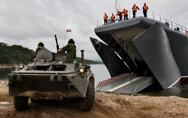 Military equipment is boarded on the Peresvet large landing ship of the Pacific Fleet during the Russian-Chinese naval drill Naval Cooperation 2015, Vladivostok. - Sputnik International