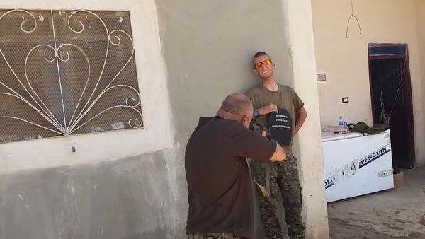Shot by AK47 holding armor plates! - Sputnik International