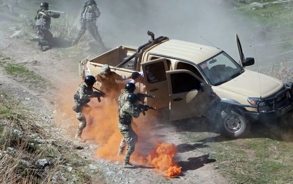 Servicemen during military exercises held by the Shanghai Cooperation Organization member states' special forces in the Shamsi gorge, Kyrgyzstan. - Sputnik International