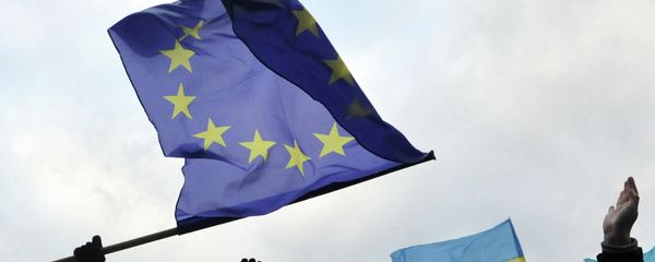 Students wave flags of the European Union and Ukraine - Sputnik International