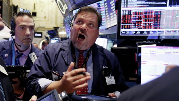 Trader John Santiago, center, works on the floor of the New York Stock Exchange, Monday, Aug. 24, 2015 - Sputnik International