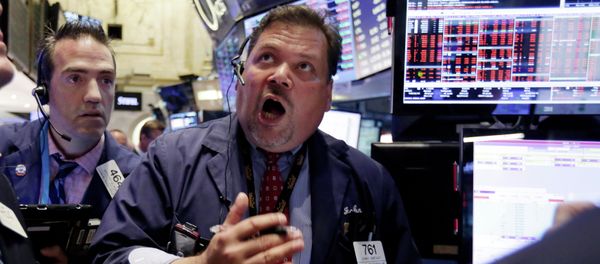 Trader John Santiago, center, works on the floor of the New York Stock Exchange, Monday, Aug. 24, 2015 - Sputnik International
