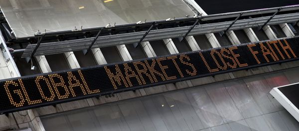A headline about the global sell-off in stocks is displayed on the Times Square Zipper in New York, August 24, 2015 - Sputnik International
