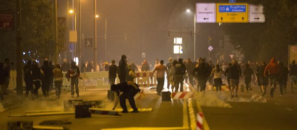 Right wing protesters who are against bringing asylum seekers to an accomodation facility run down a street in Heidenau, Germany August 22, 2015 Right wing protesters who are against bringing asylum seekers to an accomodation facility run down a street in Heidenau, Germany August 22, 2015 - Sputnik International
