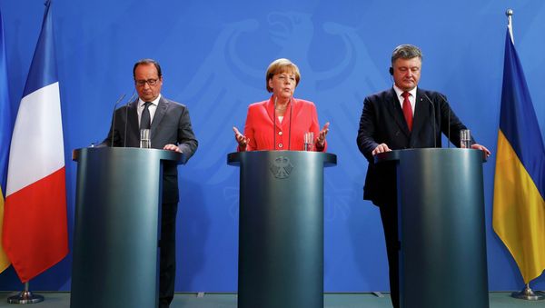 German Chancellor Angela Merkel, French President Francois Hollande (L) and Ukrainian President Petro Poroshenko speak to media after their meeting in the Chancellery in Berlin, Germany, August 24, 2015 German Chancellor Angela Merkel, French President Francois Hollande (L) and Ukrainian President Petro Poroshenko speak to media after their meeting in the Chancellery in Berlin, Germany, August 24, 2015 - Sputnik International
