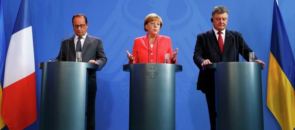 German Chancellor Angela Merkel, French President Francois Hollande (L) and Ukrainian President Petro Poroshenko speak to media after their meeting in the Chancellery in Berlin, Germany, August 24, 2015 - Sputnik International