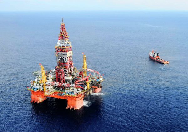 Haiyang Shiyou oil rig 981, the first deep-water drilling rig developed in China, is pictured at 320 kilometers (200 miles) southeast of Hong Kong in the South China Sea. - Sputnik International