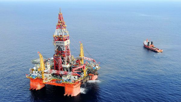 Haiyang Shiyou oil rig 981, the first deep-water drilling rig developed in China, is pictured at 320 kilometers (200 miles) southeast of Hong Kong in the South China Sea. - Sputnik International