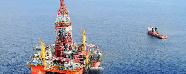 Haiyang Shiyou oil rig 981, the first deep-water drilling rig developed in China, is pictured at 320 kilometers (200 miles) southeast of Hong Kong in the South China Sea. - Sputnik International