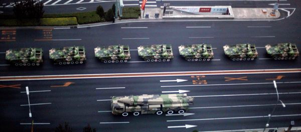 Military vehicle carrying a DF-21D carrier-killer missile, bottom, and other Chinese military vehicles head towards Tiananmen Square Military vehicle carrying a DF-21D carrier-killer missile, bottom, and other Chinese military vehicles head towards Tiananmen Square - Sputnik International