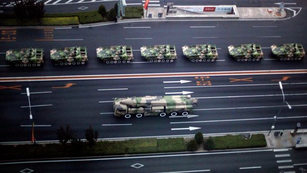 Military vehicle carrying a DF-21D carrier-killer missile, bottom, and other Chinese military vehicles head towards Tiananmen Square - Sputnik International