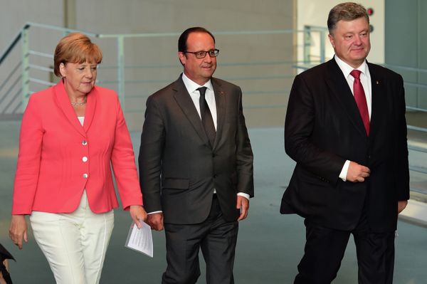 German Chancellor Angela Merkel (L), French President Francois Hollande (C) and Ukrainian President Petro Poroshenko (R) arrive to address a press conference following talks at the chancellery in Berlin. File photo. German Chancellor Angela Merkel (L), French President Francois Hollande (C) and Ukrainian President Petro Poroshenko (R) arrive to address a press conference following talks at the chancellery in Berlin. File photo. - Sputnik International