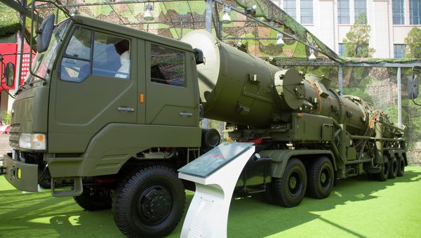 A Chinese DF-21A transporter errector vehicle - Sputnik International