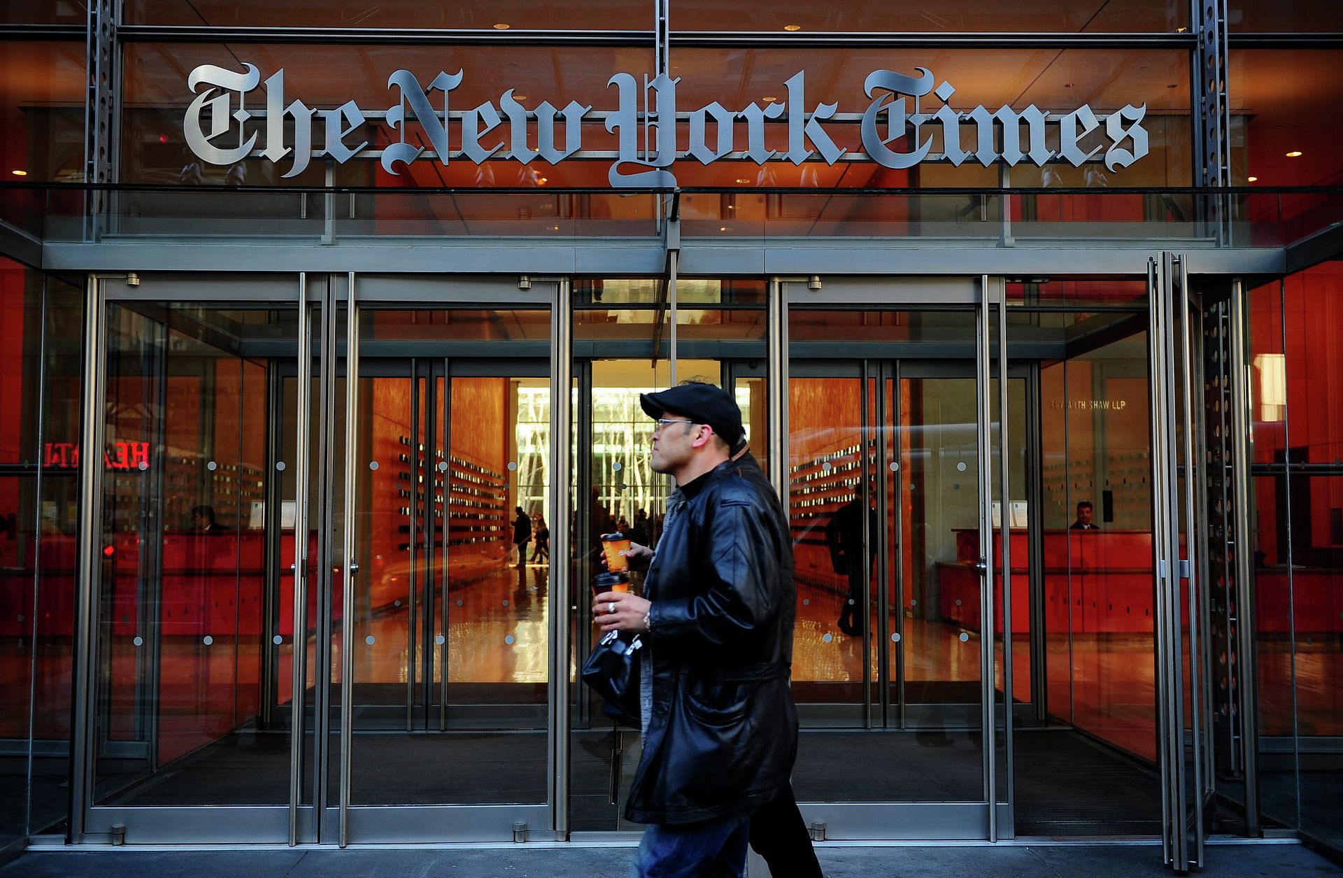 People walk by the entrance to US newspaper 'The New York Times' in New York - Sputnik International, 1920, 22.09.2021