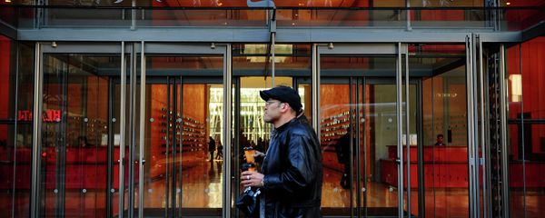People walk by the entrance to US newspaper 'The New York Times' in New York - Sputnik International