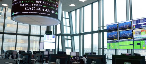 Stock market operator Euronext's unversal analysts work in the market services surveillance room center at the new Euronext headquarters in the La Defense business district, near Paris - Sputnik International