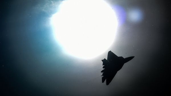 A Russian Sukhoi T-50 jet fighter performs during the MAKS-2015, the International Aviation and Space Show, in Zhukovsky, outside Moscow, on August 25, 2015 - Sputnik International