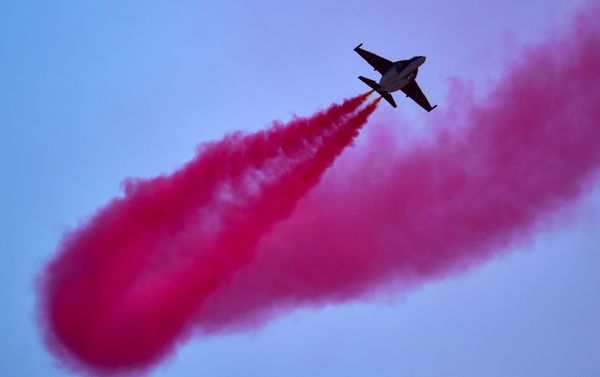 A Russian Yakovlev Yak-130 Mitten subsonic two-seat advanced jet trainer performs during the MAKS-2015, the International Aviation and Space Show, in Zhukovsky, outside Moscow, on August 25, 2015 A Russian Yakovlev Yak-130 Mitten subsonic two-seat advanced jet trainer performs during the MAKS-2015, the International Aviation and Space Show, in Zhukovsky, outside Moscow, on August 25, 2015 - Sputnik International