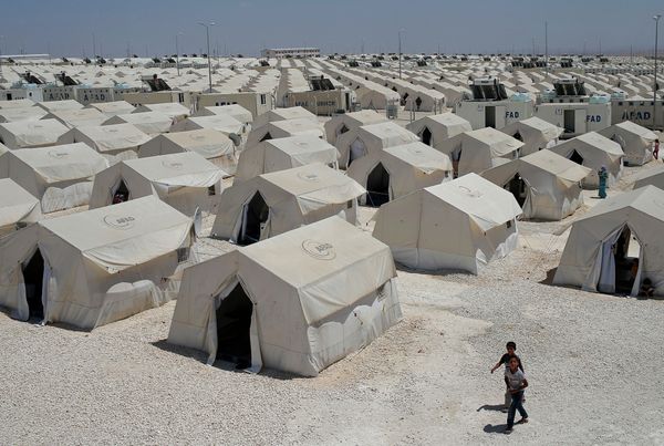 Syrian refugees wander around a refugee camp in Suruc, on the Turkey-Syria border, Friday, June 19, 2015 - Sputnik International