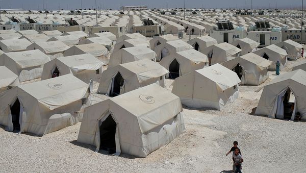 Syrian refugees wander around a refugee camp in Suruc, on the Turkey-Syria border, Friday, June 19, 2015 - Sputnik International