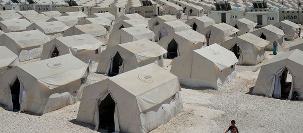 Syrian refugees wander around a refugee camp in Suruc, on the Turkey-Syria border, Friday, June 19, 2015 - Sputnik International