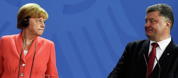 German Chancellor Angela Merkel (L) and Ukrainian President Petro Poroshenko address a press conference with the French President following talks at the chancellery in Berlin on August 24, 2015 German Chancellor Angela Merkel (L) and Ukrainian President Petro Poroshenko address a press conference with the French President following talks at the chancellery in Berlin on August 24, 2015 - Sputnik International