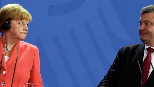 German Chancellor Angela Merkel (L) and Ukrainian President Petro Poroshenko address a press conference with the French President following talks at the chancellery in Berlin on August 24, 2015 German Chancellor Angela Merkel (L) and Ukrainian President Petro Poroshenko address a press conference with the French President following talks at the chancellery in Berlin on August 24, 2015 - Sputnik International