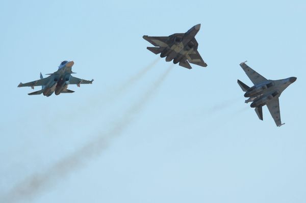 Su-34 (left), T-50 (centre) and Su-35 (right) aircraft at the 2015 MAKS air show's opening ceremony in the Moscow suburban town of Zhukovsky. Su-34 (left), T-50 (centre) and Su-35 (right) aircraft at the 2015 MAKS air show's opening ceremony in the Moscow suburban town of Zhukovsky. - Sputnik International