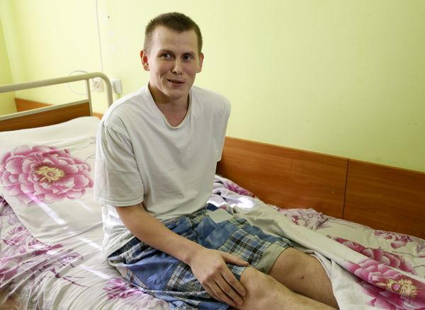 A man, who according to Ukraine's state security service (SBU) is named Alexander Alexandrov and is one of two Russian servicemen detained on May 17 by Ukrainian forces, answers reporter's questions at a hospital in Kiev, Ukraine, July 28, 2015 - Sputnik International