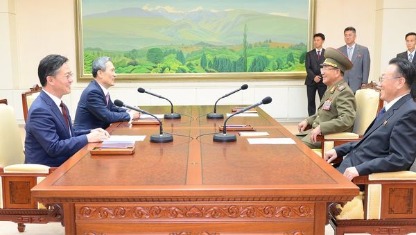 South Korean National Security Adviser Kim Kwan-jin (2nd L), South Korean Unification Minister Hong Yong-pyo (L), Secretary of the Central Committee of the Workers' Party of Korea Kim Yang Gon (R), and Hwang Pyong-so (2nd R), the top military aide to the North's leader Kim Jong Un, talk during the inter-Korean high-level talks at the truce village of Panmunjom inside the Demilitarized Zone separating the two Koreas, in this picture provided by the Unification Ministry and released by Yonhap on August 25, 2015 - Sputnik International