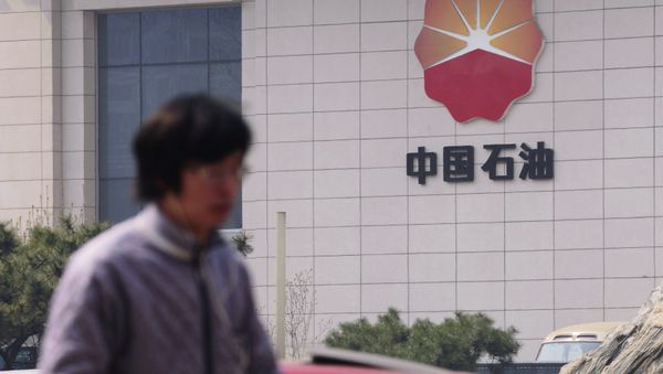 People walk by the headquarters of the China National Petroleum Corporation in Beijing on March 25, 2015 People walk by the headquarters of the China National Petroleum Corporation in Beijing on March 25, 2015 - Sputnik International