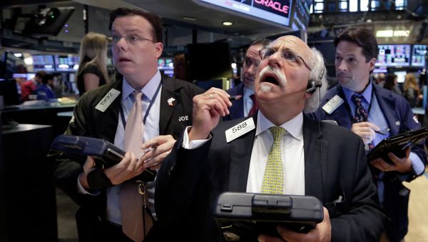 Peter Tuchman, foreground right, works with fellow traders on the floor of the New York Stock Exchange, Monday, Aug. 24, 2015 Peter Tuchman, foreground right, works with fellow traders on the floor of the New York Stock Exchange, Monday, Aug. 24, 2015 - Sputnik International