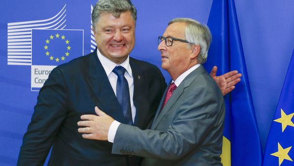 Ukraine's President Petro Poroshenko (L) is welcomed by European Commission President Jean-Claude Juncker ahead of their meeting at the EU Commission headquarters in Brussels, Belgium, August 27, 2015 Ukraine's President Petro Poroshenko (L) is welcomed by European Commission President Jean-Claude Juncker ahead of their meeting at the EU Commission headquarters in Brussels, Belgium, August 27, 2015 - Sputnik International