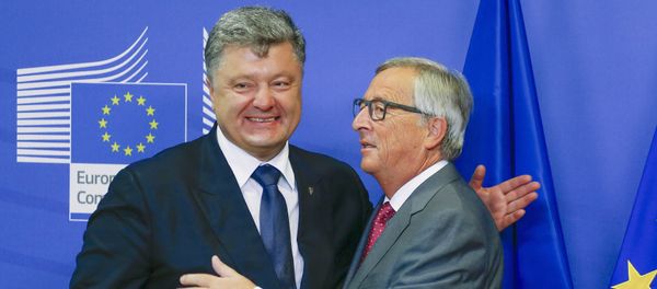 Ukraine's President Petro Poroshenko (L) is welcomed by European Commission President Jean-Claude Juncker ahead of their meeting at the EU Commission headquarters in Brussels, Belgium, August 27, 2015 Ukraine's President Petro Poroshenko (L) is welcomed by European Commission President Jean-Claude Juncker ahead of their meeting at the EU Commission headquarters in Brussels, Belgium, August 27, 2015 - Sputnik International