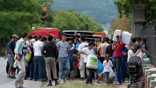 Refugees are trying to salvage some free stuff donated by an unknown donor outside of Austria's main refugee processing centre in Traiskirchen on July 31, 2015 Refugees are trying to salvage some free stuff donated by an unknown donor outside of Austria's main refugee processing centre in Traiskirchen on July 31, 2015 - Sputnik International