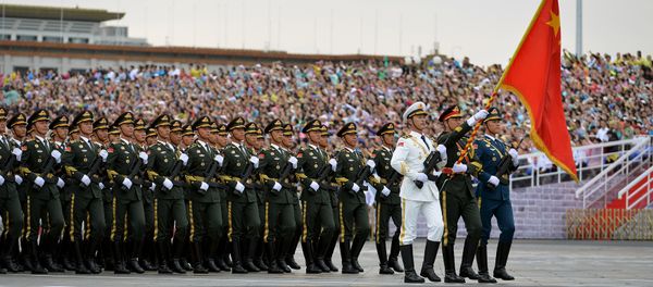 Soldiers of China's People's Liberation Army (PLA) march during a rehearsal for a military parade in Beijing, August 23, 2015 - Sputnik International