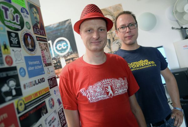 Founder of German news blog Netzpolitik org (Net politics), Markus Beckedahl (R), and one of the blog's authors, Andre Meister, pose for a picture in their editorial office in Berlin on August 4, 2015 - Sputnik International