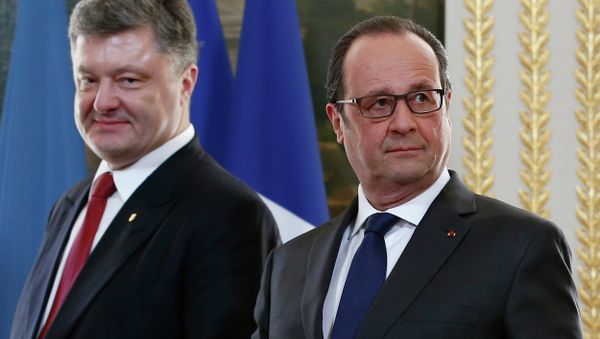 French President Francois Hollande (R) and Ukrainian President Petro Poroshenko (L) arrive for a diplomatic agreement signing ceremony after their meeting at the Elysee Palace in Paris, on April 22, 2015 French President Francois Hollande (R) and Ukrainian President Petro Poroshenko (L) arrive for a diplomatic agreement signing ceremony after their meeting at the Elysee Palace in Paris, on April 22, 2015 - Sputnik International
