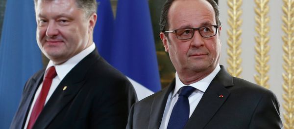 French President Francois Hollande (R) and Ukrainian President Petro Poroshenko (L) arrive for a diplomatic agreement signing ceremony after their meeting at the Elysee Palace in Paris, on April 22, 2015 French President Francois Hollande (R) and Ukrainian President Petro Poroshenko (L) arrive for a diplomatic agreement signing ceremony after their meeting at the Elysee Palace in Paris, on April 22, 2015 - Sputnik International