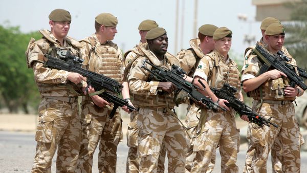 British soldiers pose for a photograph along the parade ground in Baghdad's fortified Green Zone. File photo - Sputnik International