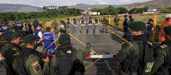 Colombian policemen stand guard in front of the border with Venezuelan policemen Bolivarianos near Villa del Rosario village, August 27, 2015 Colombian policemen stand guard in front of the border with Venezuelan policemen Bolivarianos near Villa del Rosario village, August 27, 2015 - Sputnik International