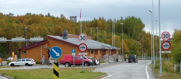 The Norwegian border crossing station at Storskog. The exact border is between the two pillars behind the black van. There is a Russian station further away. The Norwegian border crossing station at Storskog. The exact border is between the two pillars behind the black van. There is a Russian station further away. - Sputnik International