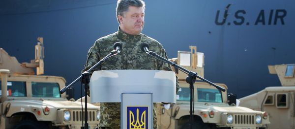 Ukrainian president Poroshenko receives the first US aircraft with armored vehicles Ukrainian president Poroshenko receives the first US aircraft with armored vehicles - Sputnik International